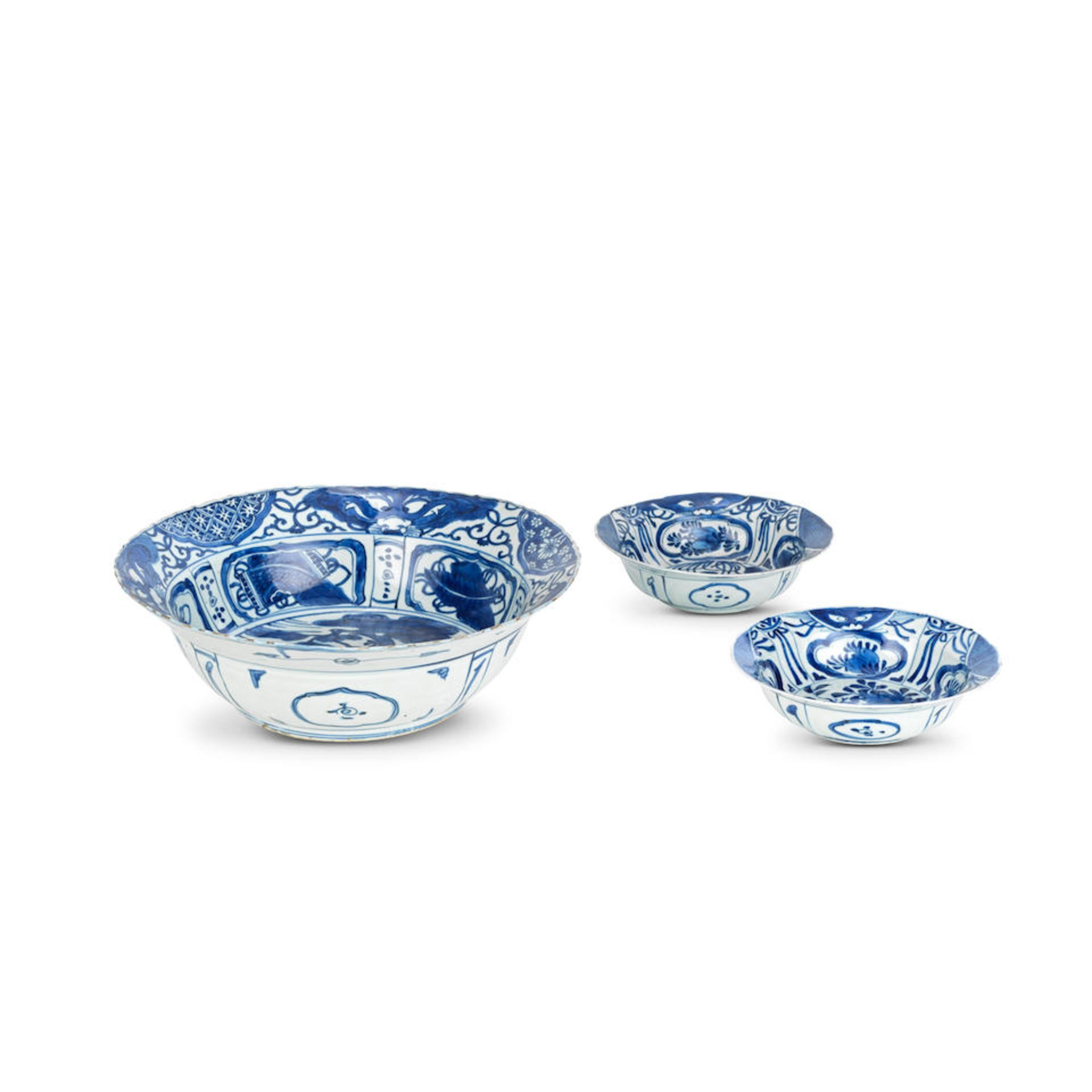 THREE BLUE AND WHITE KRAAK BOWLS 16th/17th century (3) - Image 2 of 3