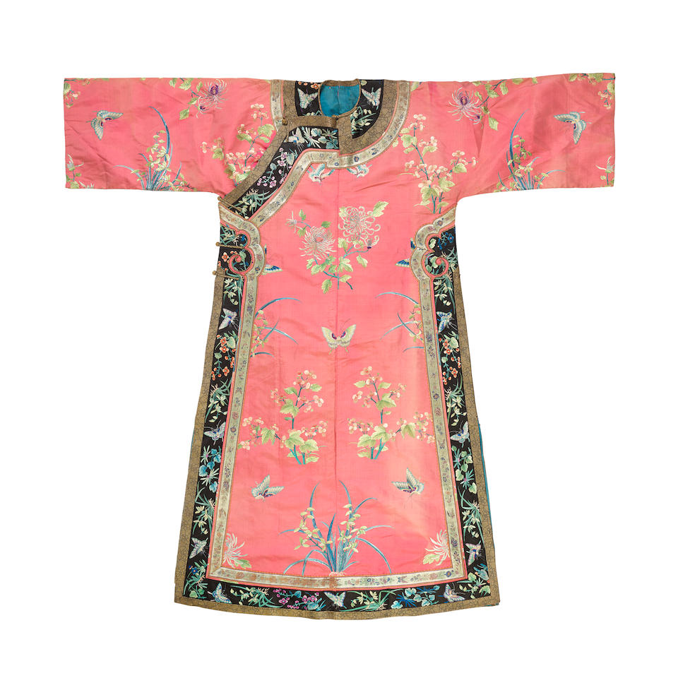 A PINK-GROUND SILK ROBE AND A BLACK-GROUND SILK ROBE Late Qing Dynasty (2) - Image 3 of 3