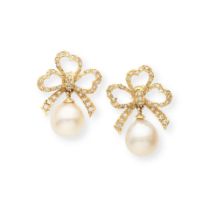 PAIR OF DIAMOND EARRINGS PAIRE DE BOUCLES D'OREILLES DIAMANTS