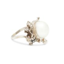 CULTURED PEARL AND DIAMOND RING BAGUE PERLE DE CULTURE ET DIAMANTS