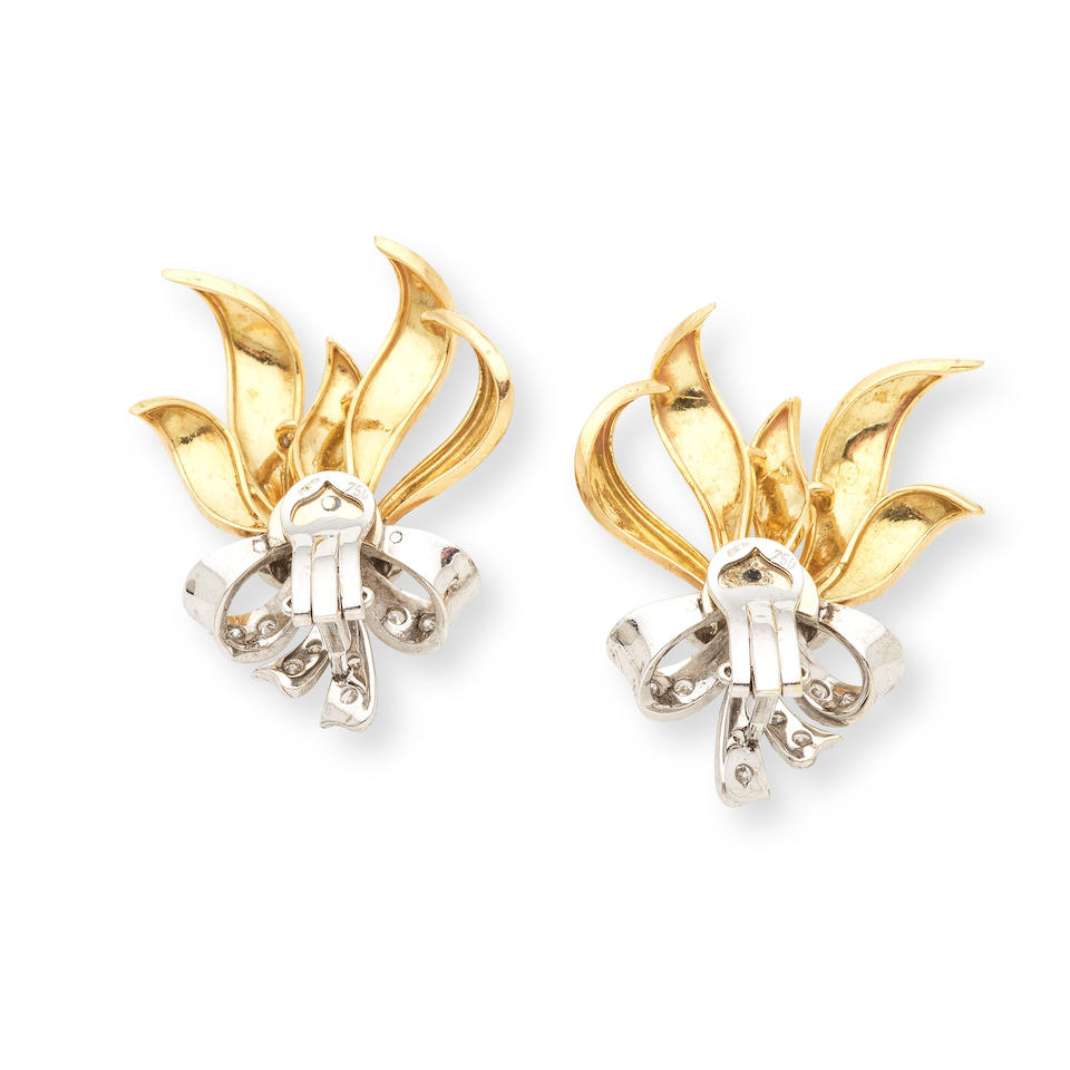 PAIR OF DIAMOND EARRINGS PAIRE DE BOUCLES D'OREILLES DIAMANTS - Image 2 of 2