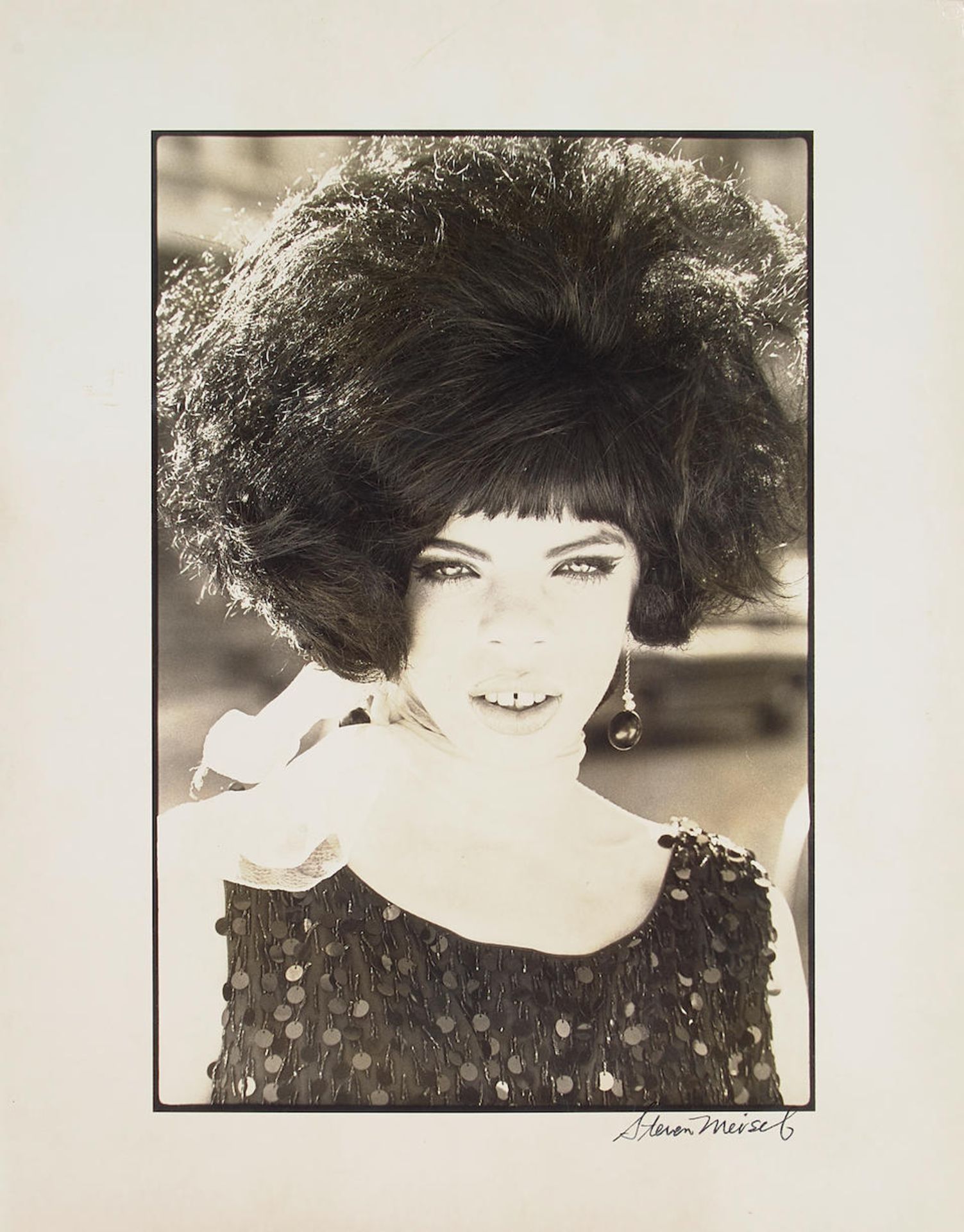 A STEVEN MEISEL SIGNED PHOTOGRAPH, FROM THE ANNIE FLANDERS COLLECTION. MEISEL, STEVEN. Gelatin s...