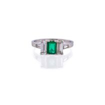 J.E. CALDWELL & CO.: AN ART DECO PLATINUM, EMERALD, AND DIAMOND RING