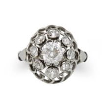 AN ANTIQUE PLATINUM AND DIAMOND RING