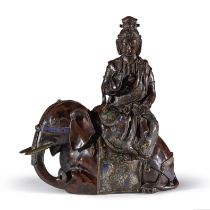 Figure en bronze &#224; patine brune partiellement cloisonn&#233; repr&#233;sentant Guanyin sur ...