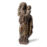 Groupe en ch&#234;ne sculpt&#233; repr&#233;sentant la Vierge &#224; l'Enfant France, milieu du...