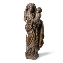 Groupe en ch&#234;ne sculpt&#233; repr&#233;sentant la Vierge &#224; l'Enfant France, milieu du...