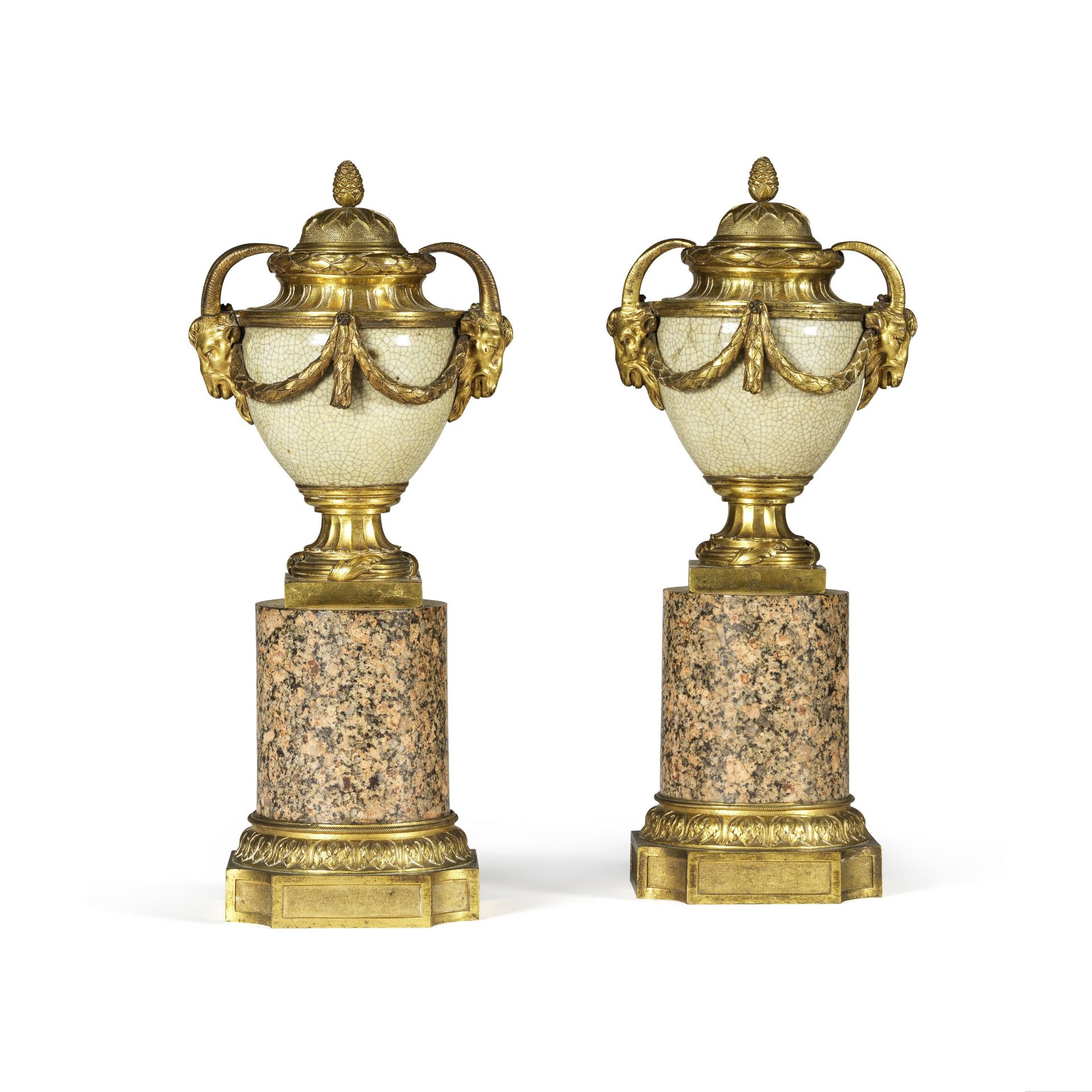 Paire de vases couverts &#224; l'antique en porcelaine craquel&#233;e d'&#233;poque Louis XVI