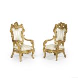 Deux larges fauteuils formant paire en bois dor&#233; et sculpt&#233;, Italie, milieu du XIXe si...
