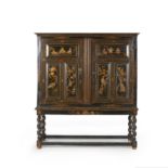 Cabinet en bois noirci &#224; d&#233;cor polychrome dans le go&#251;t de l'Asie de style Anglais...