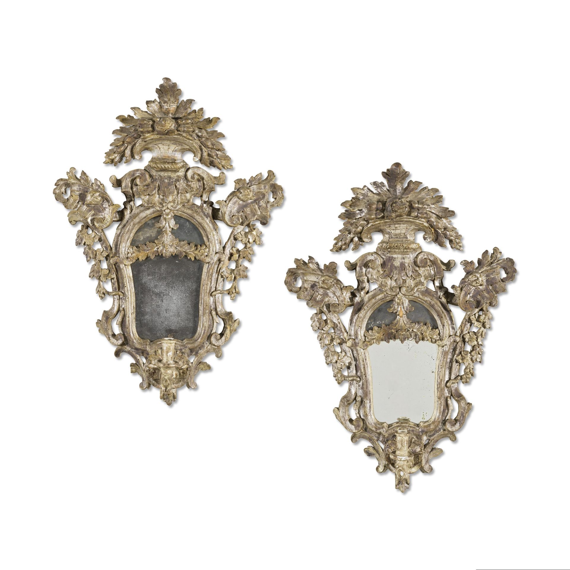 Paire de miroirs faisant appliques en bois sculpt&#233; et argent&#233;, Italie du XVIIIe si&#23...