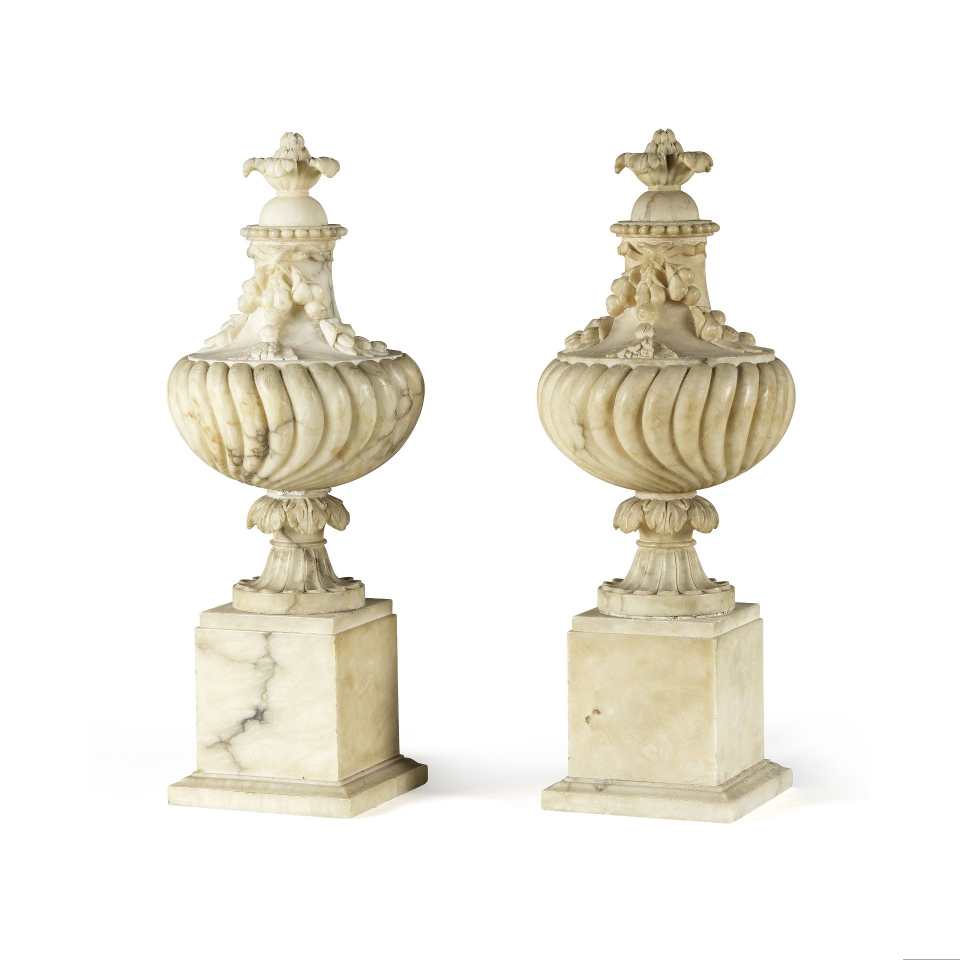 Paire d'urnes couvertes en marbre du XIXe si&#232;cle