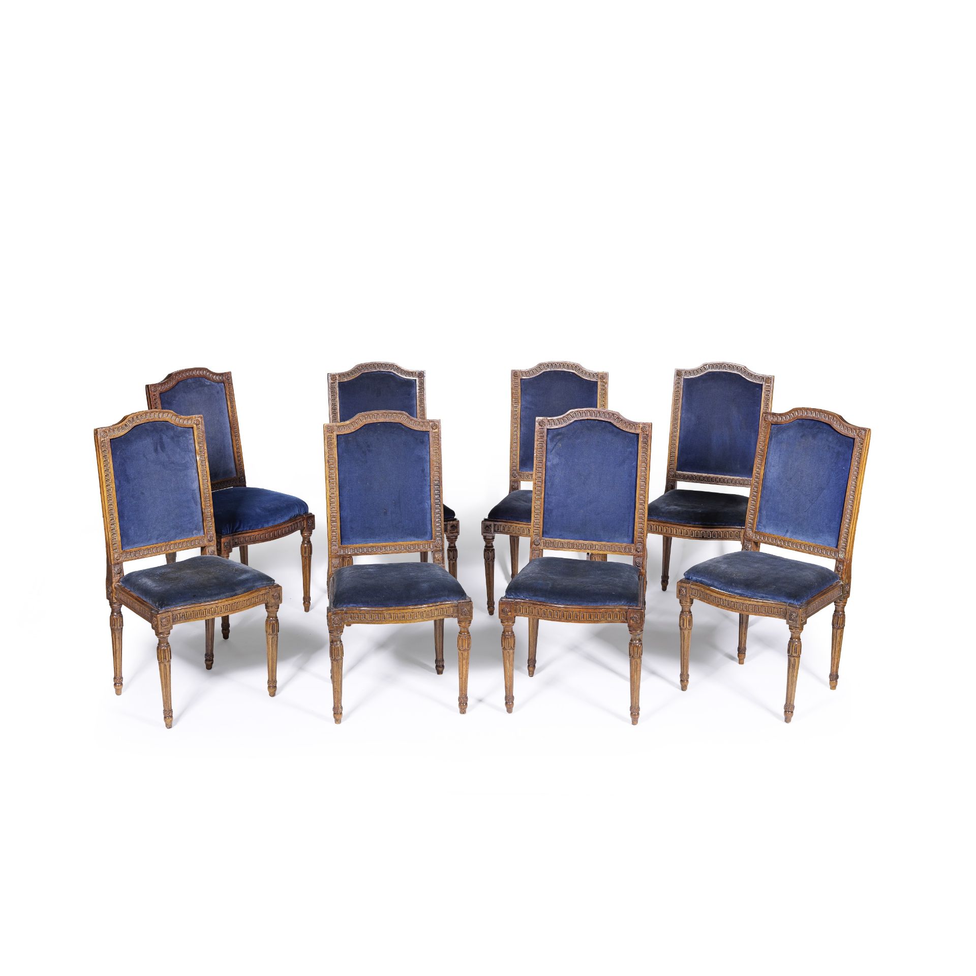 Suite de huit chaises &#224; ch&#226;ssis en noyer sculpt&#233;, Italie du XVIIIe si&#232;cle