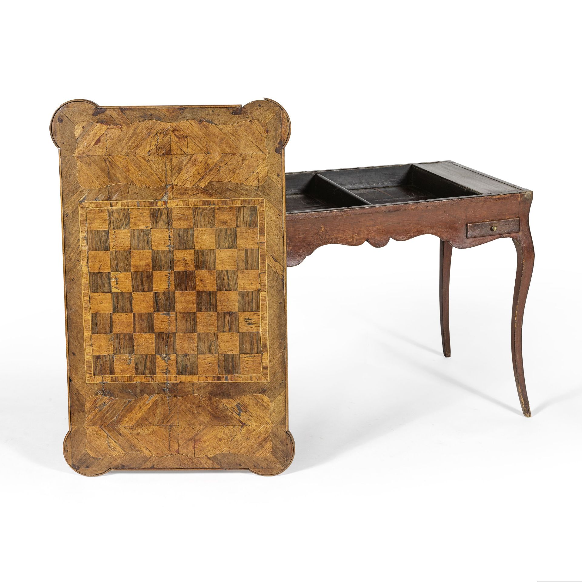 Table tric-trac en placage de bois fruitier, travail r&#233;gional d'&#233;poque Louis XV