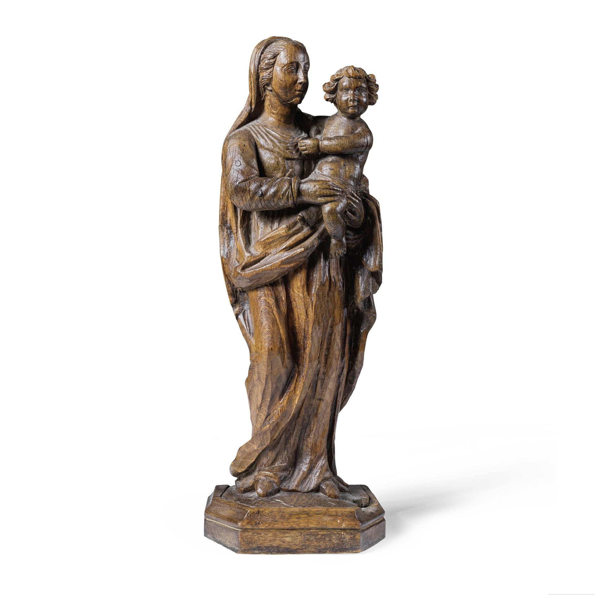 Groupe en ch&#234;ne sculpt&#233; repr&#233;sentant la Vierge &#224; l'Enfant Nord de la France...