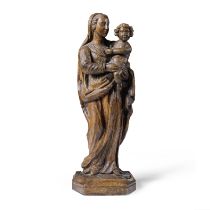 Groupe en ch&#234;ne sculpt&#233; repr&#233;sentant la Vierge &#224; l'Enfant Nord de la France...