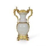 Grand vase de forme balustre en porcelaine craquel&#233;e et monture en bronze dor&#233; du XIXe...