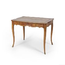 Table bureau en bois de placage de bois de rose et satin&#233; d'&#233;poque Louis XV