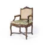 Fauteuil &#224; fond de canne en bois naturel d'&#233;poque R&#233;gence