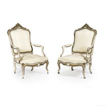 Paire de fauteuils en bois relaqu&#233; blanc et or d'&#233;poque Napol&#233;on III