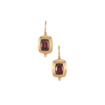 A PAIR OF 18K GOLD AND GARNET EARRINGS