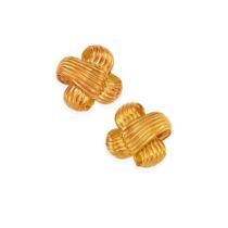 A PAIR OF 18K GOLD EARRINGS