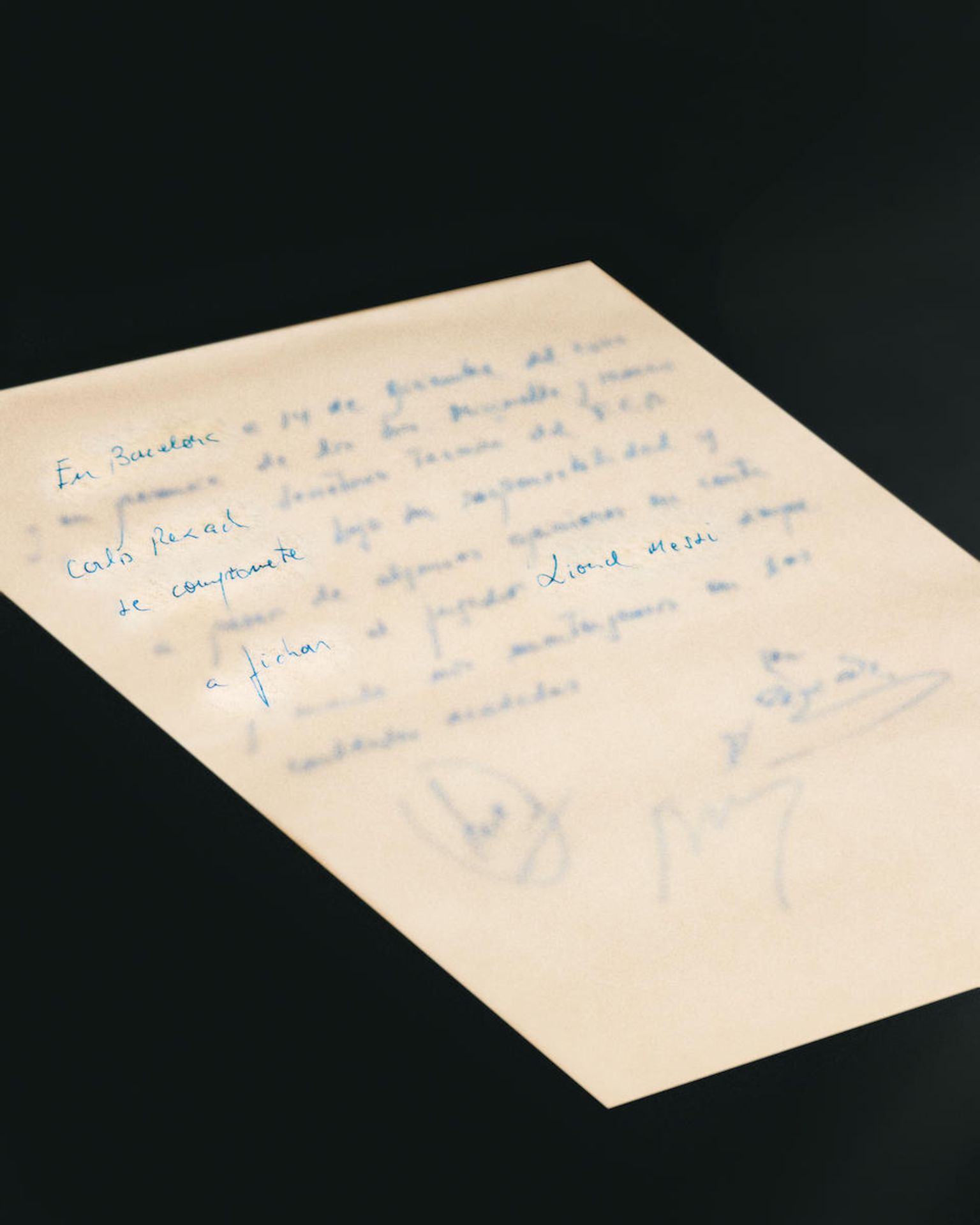 THE NAPKIN AGREEMENT THAT BROUGHT LIONEL MESSI TO BARCELONA. Manuscript document signed ('Carles... - Bild 2 aus 2