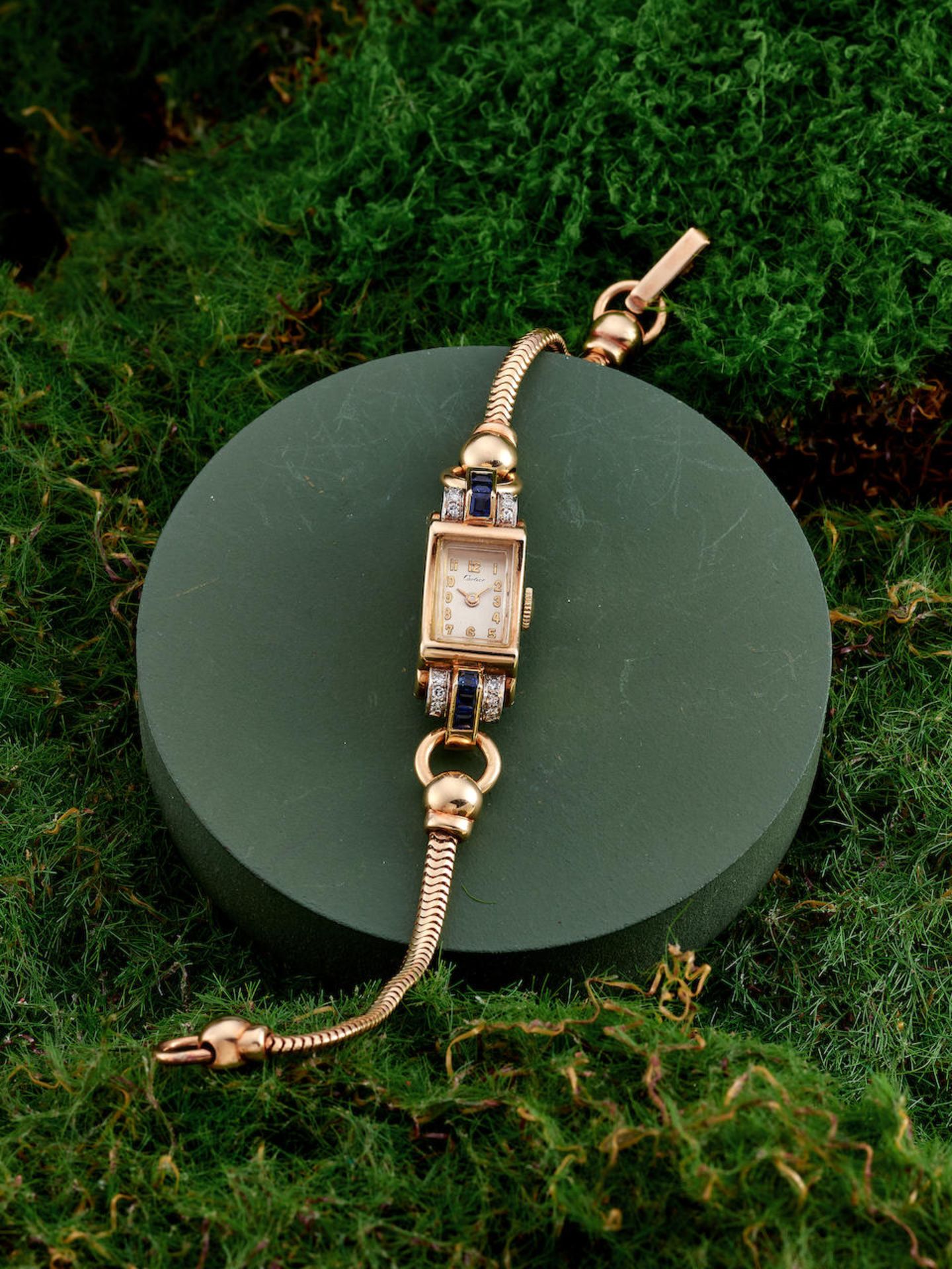 CARTIER | A RARE AND ELEGANT 14K YELLOW GOLD, BLUE SAPPHIRE AND DIAMOND-SET BRACELET WATCH WITH ... - Image 4 of 4