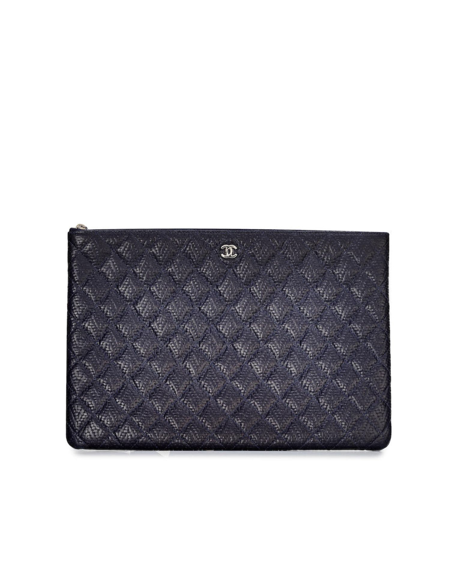 [NO RESERVE] CHANEL: NAVY CALFSKIN QUILTED CLUTCH BAG WITH SILVER TONED HARDWARE