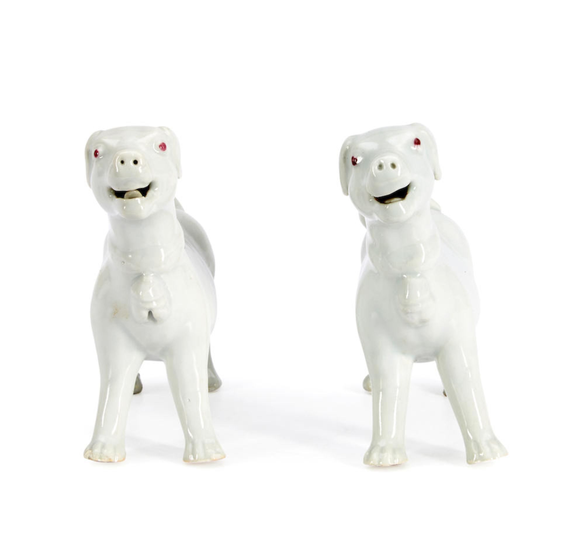 A PAIR OF EXPORT WHITE-GLAZED DOGS - Bild 2 aus 3
