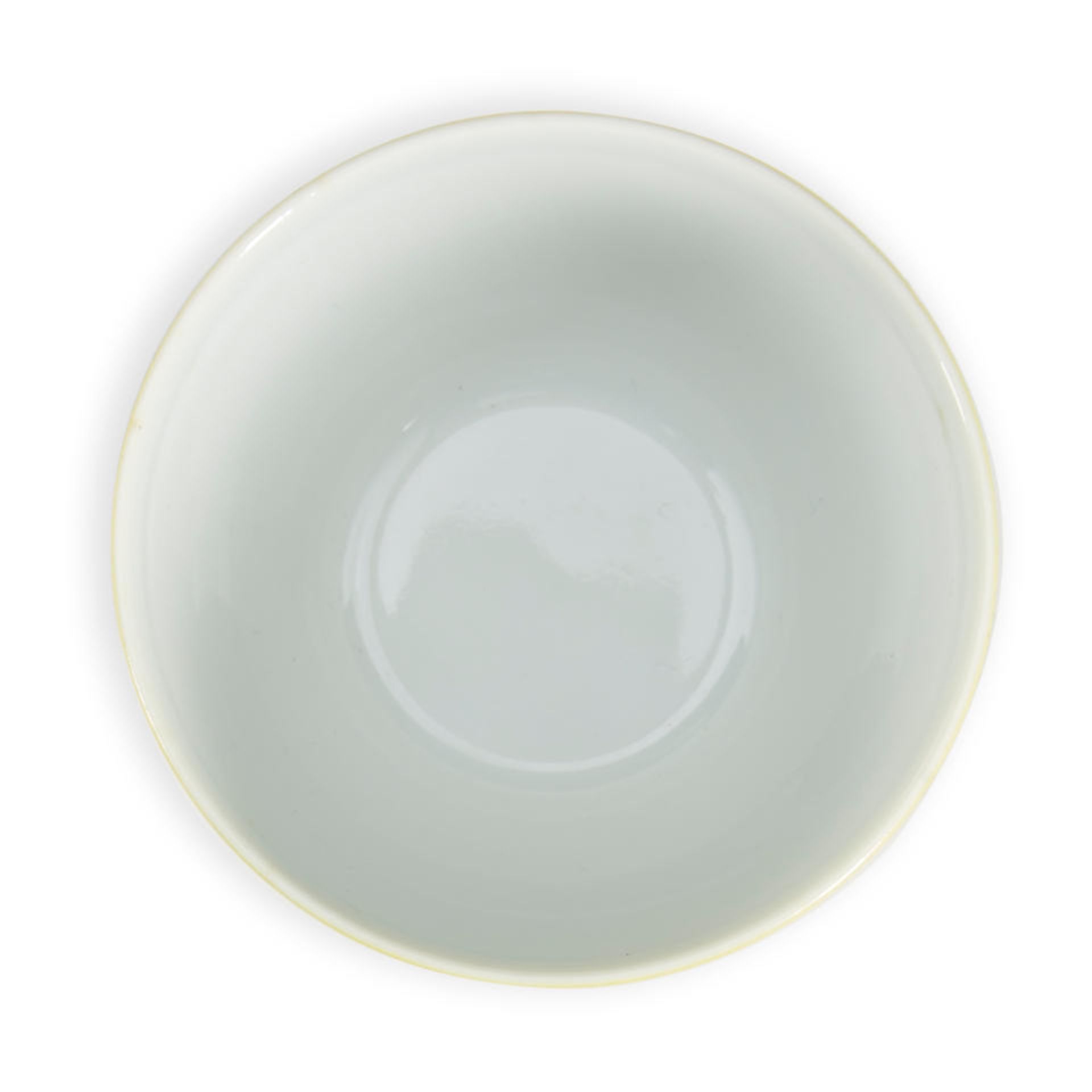 A YELLOW-GLAZED CUP - Bild 2 aus 3