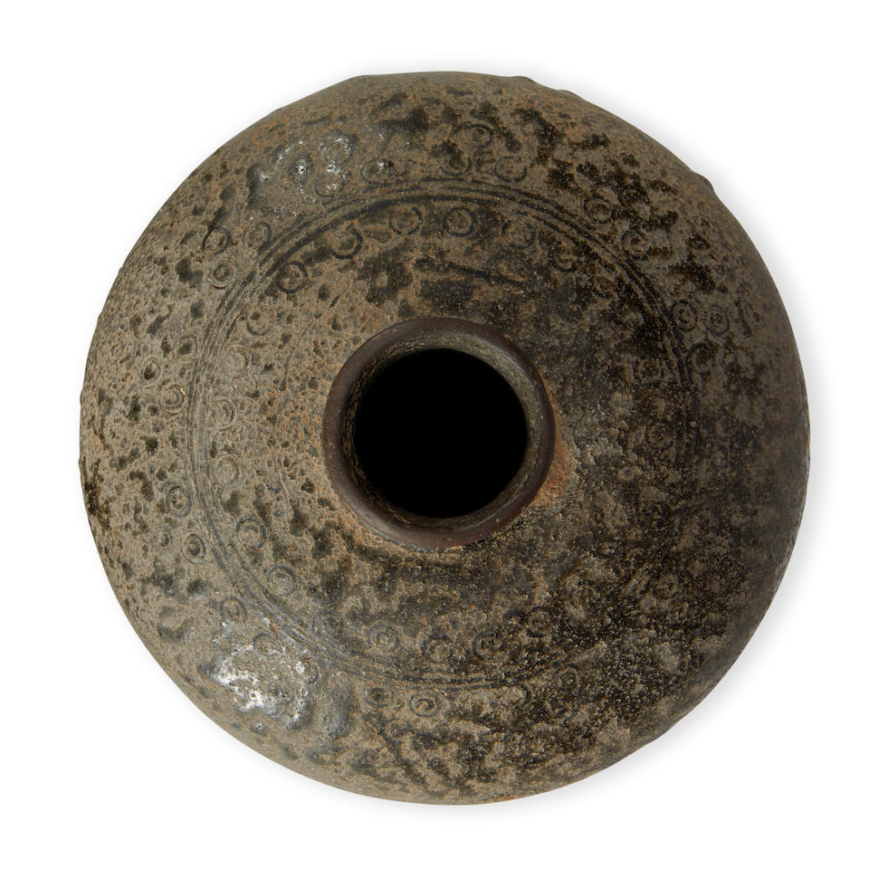 AN ASH-GLAZED STONEWARE BOTTLE-FORM BURIAL JAR - Image 3 of 4