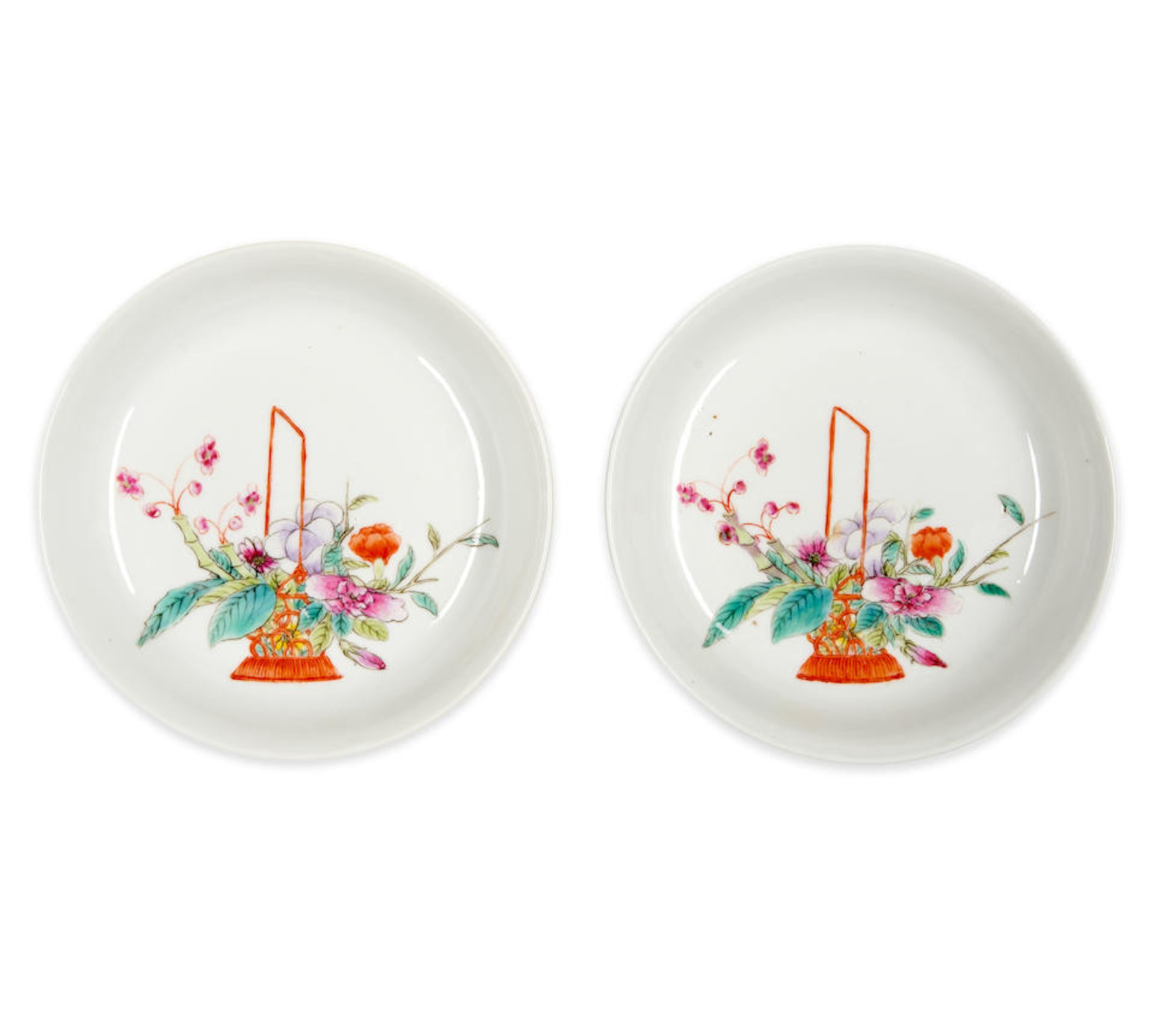 A PAIR OF FAMILLE ROSE 'FLOWER' DISHES