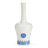 A BLUE AND WHITE MALLET VASE