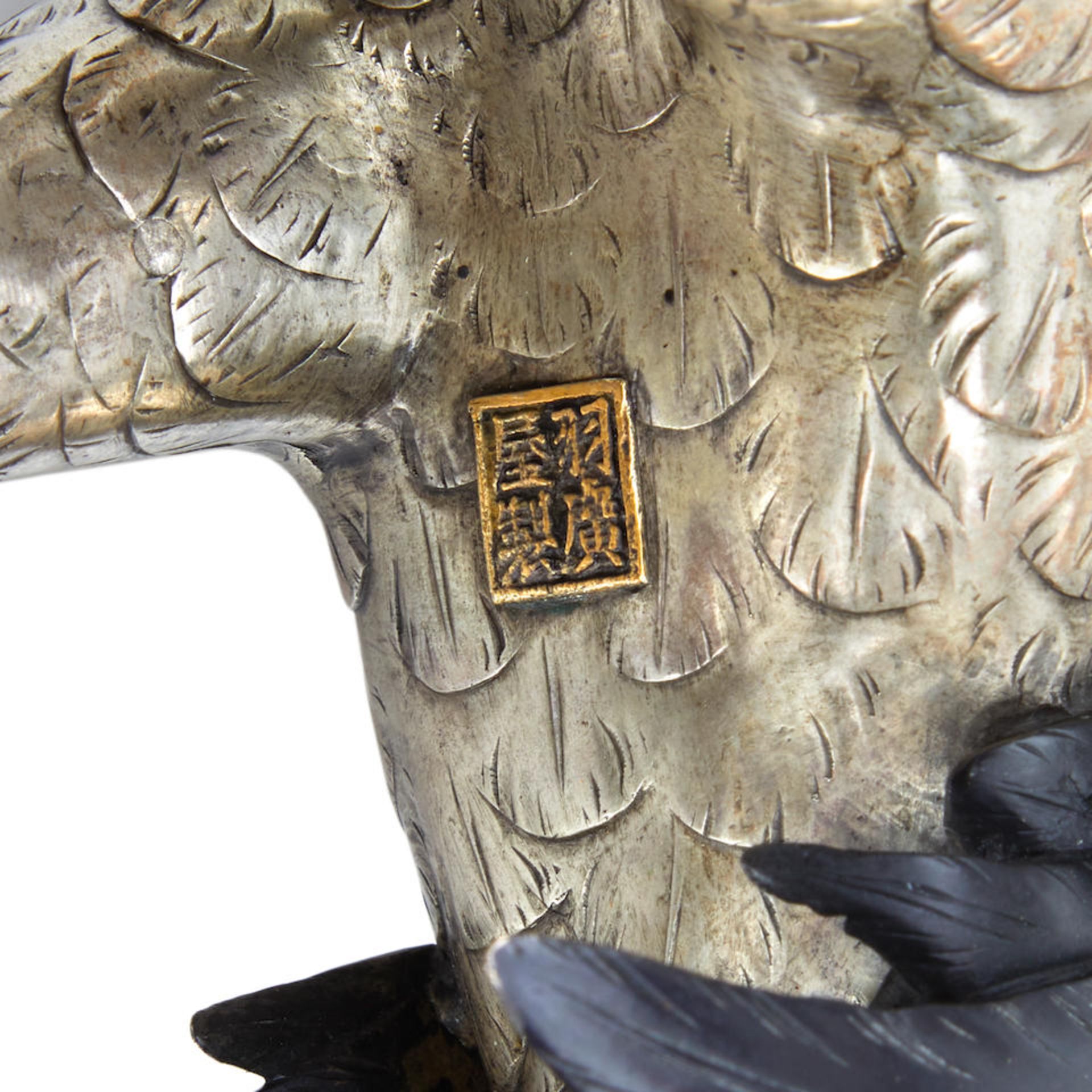 HANEHIROYA A SILVERED BRONZE OKIMONO OF A ROOSTER - Bild 4 aus 4