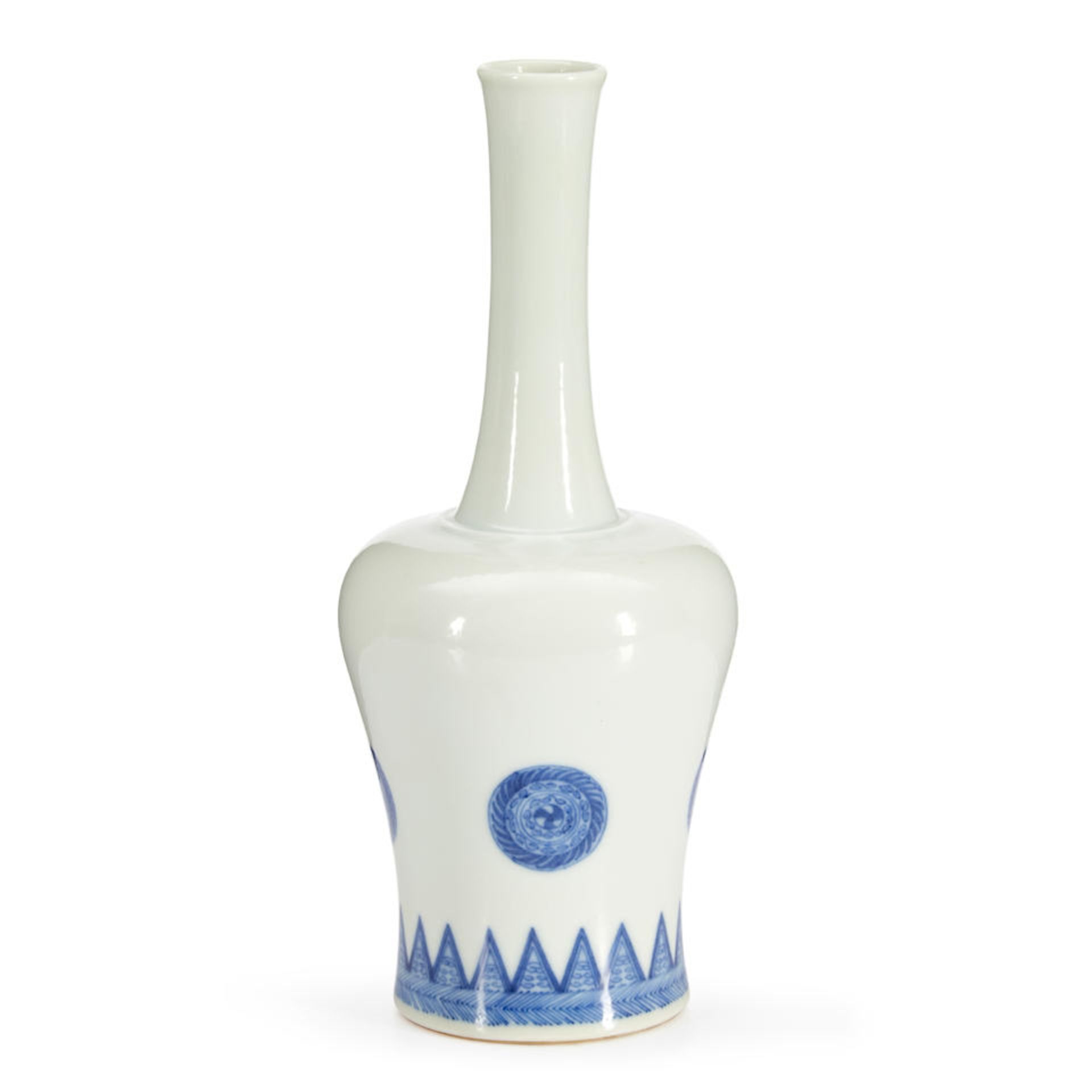 A BLUE AND WHITE MALLET VASE - Image 2 of 3