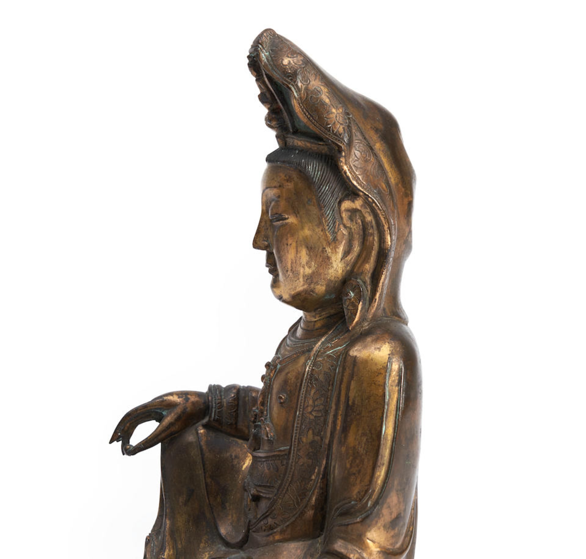 A GILT BRONZE FIGURE OF GUANYIN - Bild 3 aus 3