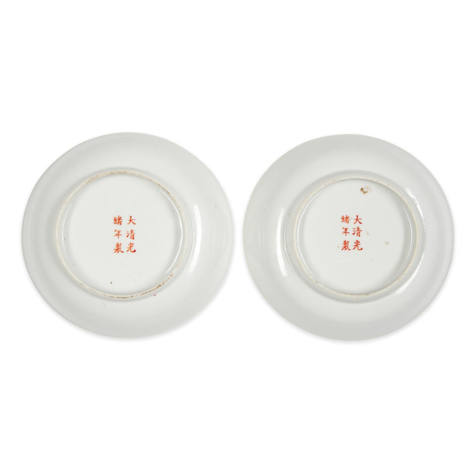 A PAIR OF FAMILLE ROSE 'FLOWER' DISHES - Image 3 of 3