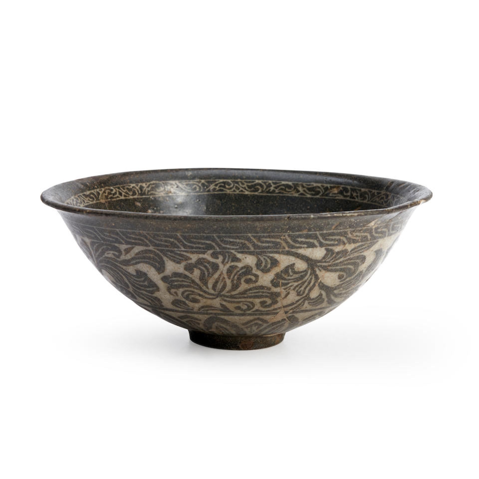 A WHITE/BLACK SLIP-INLAID SANGGAM CELADON BOWL