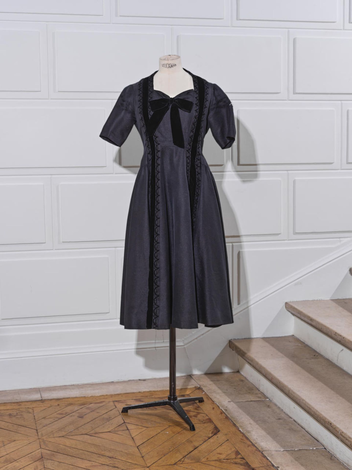 BRUYERE, Collection Haute Couture, circa 1950. Robe de cocktail en lurex noir et velours noir.