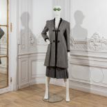 Atelier SCHIAPARELLI, collection Prêt à Porter, circa 1978. Deux ensembles manteau et ...