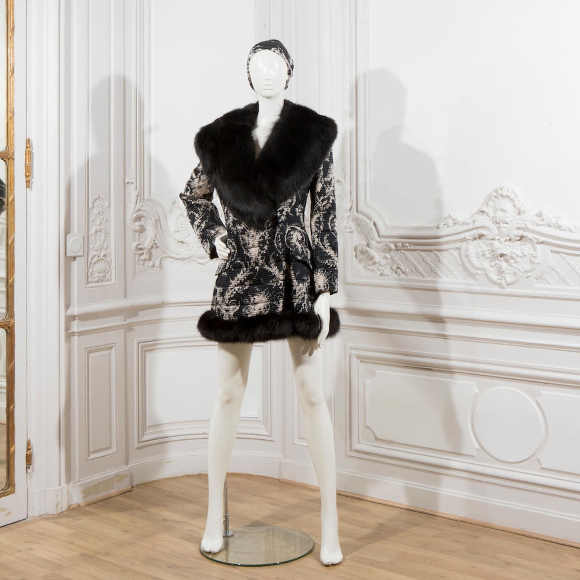 Louis FERAUD, collection Haute Couture, 1980. Veste longue cintrée bordée de renard Pr...