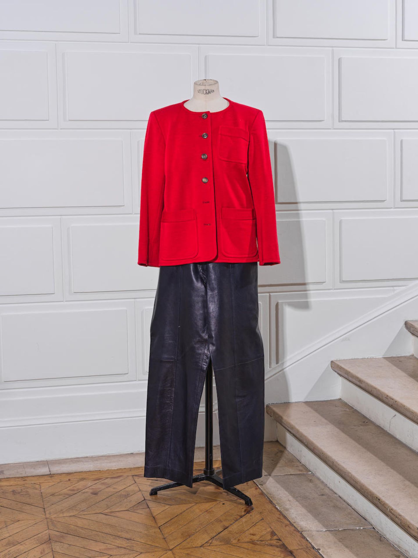 Saint LAURENT Rive Gauche, collection Printemps-Eté 1986. Ensemble veste en jersey rouge et...