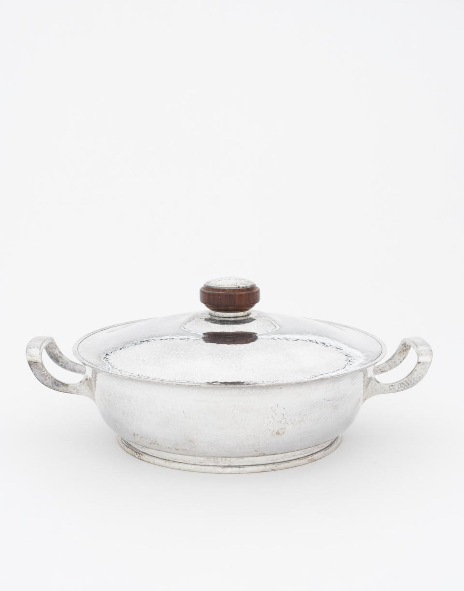 Wolfers Frères Lidded vegetable dish, model no. 25046, from series L22, circa 1930