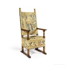 Fauteuil Italien &#224; haut dossier en noyer partiellement dor&#233;, garniture de fragments de...