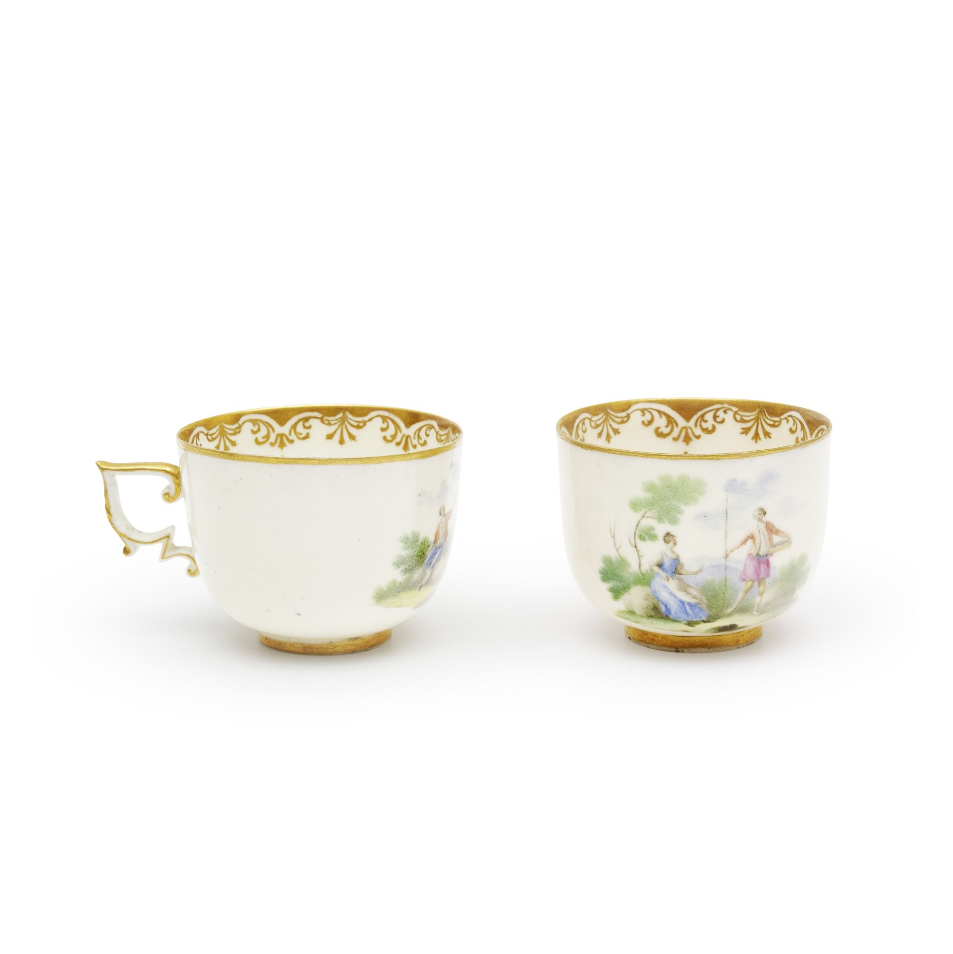 Paire de tasses de Capodimonte, circa 1750A pair of Capodimonte cups, circa 1750