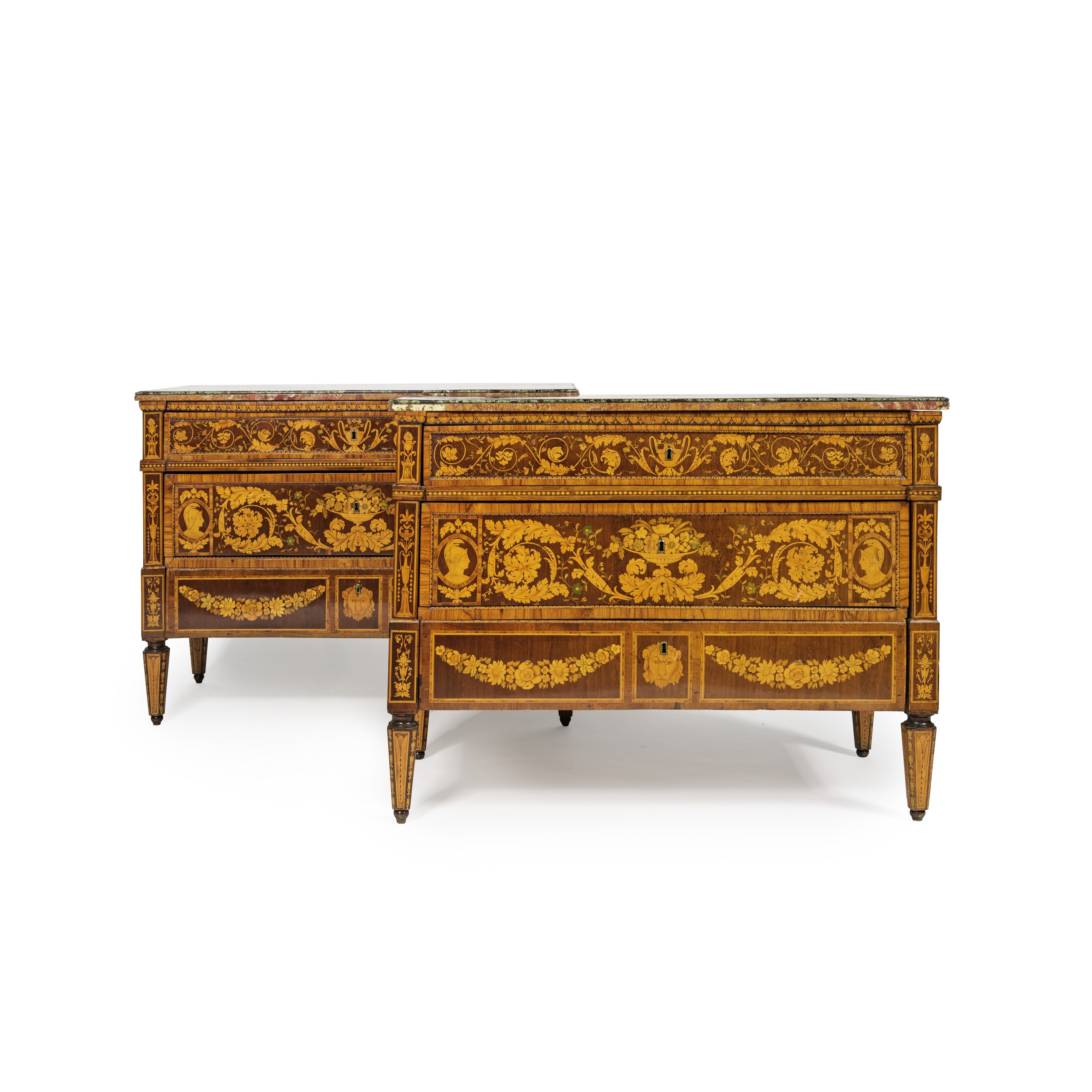 Paire de commodes nord-Italiennes en marqueterie d'amarante, bois citronnier, bois teint&#233; v...