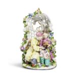 Groupe en porcelaine de Meissen repr&#233;sentant des personnages chinois sous une tonnelle, cir...