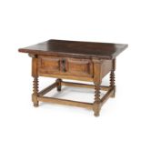 Petite table italienne en noyer &#224; un tiroir panneaut&#233;, en partie XVIIe si&#232;cleAn I...
