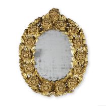 Miroir italien ovale en bois dor&#233; &#224; motif de roses, fin XIXe si&#232;cleAn italian gil...